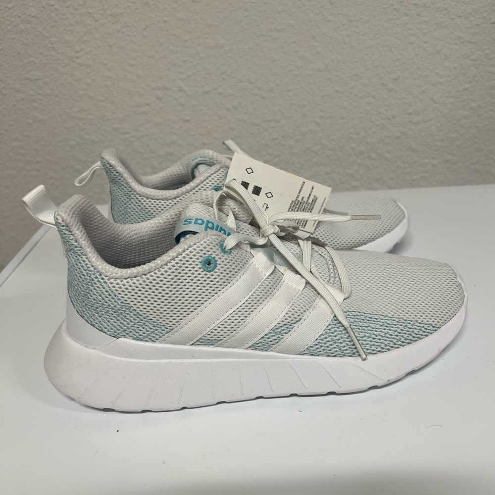 New Adidas sneakers size 7 


Brand new with tags

Women size 7